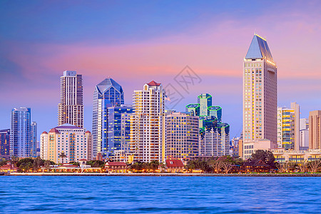 日落时圣地亚哥天际奢华中心反射蓝色海洋建筑学摩天大楼场景建筑城市图片