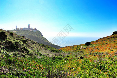 葡萄牙灯塔周围的草地地标水景悬崖支撑海岸丘陵旅游场景海岸线岩石图片