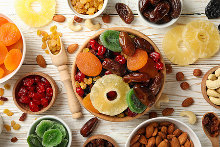 白木本底有干果和坚果的碗木头水果菠萝营养早餐食物木板葡萄干奇异果饮食图片