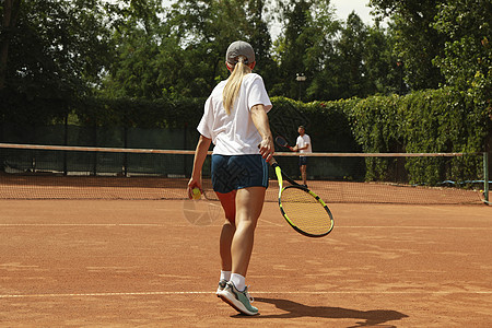 两个人在粘土场打网球运动装网球女孩服务女士成人行动法庭游戏球拍图片
