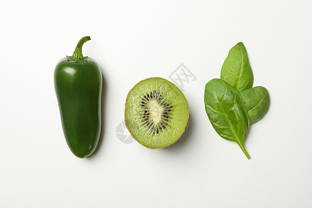 Kiwi 菠菜和白色背景的胡椒绿色叶子木板健康黄瓜食物沙拉水果奇异果饮食图片