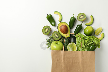 白色背景的带蔬菜和水果的纸袋图片
