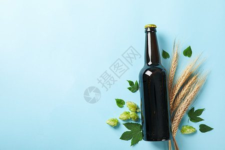一瓶啤酒 小麦和蓝底酒玻璃蓝色啤酒厂泡沫瓶子叶子杯子酒吧酒精食物图片