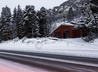 夜里驾车穿过挪威的山地 村庄和森林爬坡旅行山脉交通降雪风景蓝色运动雪景极夜图片