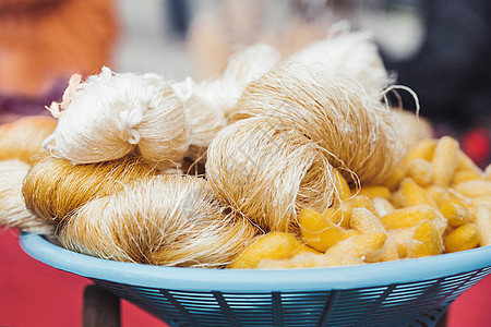 丝虫蝴蝶的椰子和由它们制造的线条 马努手工黄色手工业丝绸纠纷编织线圈工艺宏观纤维图片