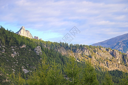 意大利多洛米特阿尔卑斯山 夏季蓝天山脉风景村庄公园假期爬坡蓝色顶峰全景远足图片