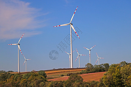 在小麦金田生产电力的一批风车 10月30日图片