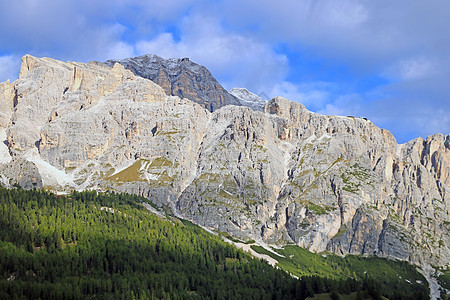 美丽的夏日风景 美妙的阿尔卑斯山和高山 多洛米特 意大利 欧洲地标树木假期村庄天空旅行中音全景岩石教会图片