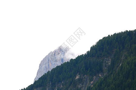 意大利的多洛米山峰覆盖着雾 早期湿雾清晨 秋天开始 清洁新鲜空气 缺少人 选择性地集中关注点农村地标阳光风景公园顶峰岩石村庄假期图片