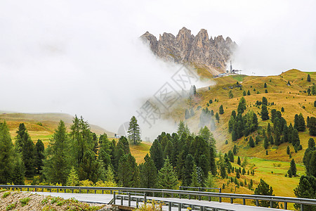 意大利的多洛米山峰覆盖着雾 早期湿雾清晨 秋天开始 清洁新鲜空气 缺少人 选择性地集中关注点农村假期风景环境顶峰草地爬坡薄雾森林图片
