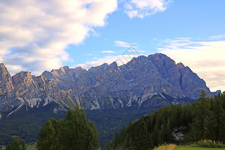 美丽的夏日风景 美妙的阿尔卑斯山和高山 多洛米特 意大利 欧洲村庄墙纸中音假期晴天远足旅游旅行岩石天空图片