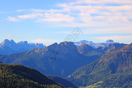 美丽的夏日风景 美妙的阿尔卑斯山和高山 多洛米特 意大利 欧洲蓝色地标远足中音顶峰旅游村庄全景晴天假期图片