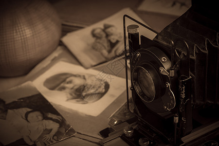 桌上旧相册旁边的相机照片家庭时间历史记忆镜片格式框架祖先古董图片
