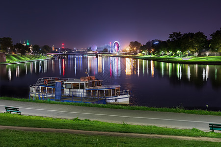 波兰克拉科夫的夜间河边景象图片