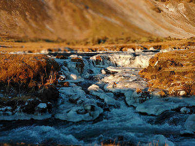冰岛冬季的山地景色令人惊叹 河水般机智图片