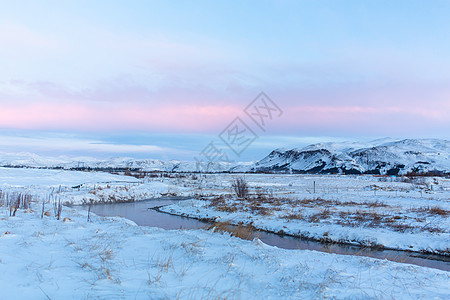 冰岛平原的河流 河岸上满是积雪 冬季风景 空旷的空间太阳冰川地质学悬崖冒险环境蓝色溪流全景岩石图片