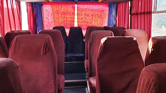 一辆旧客运公共汽车的内陆内车车辆民众旅行服务教练城市走廊窗户旅游椅子图片