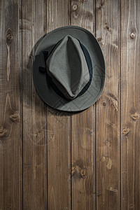 挂着旧帽子的旧帽子乡村配饰空白工作衣服木头衣架架子男性棕色图片