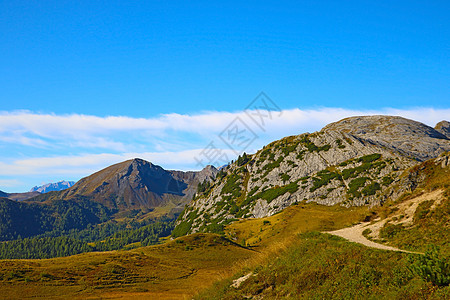 美丽的夏日风景 美妙的阿尔卑斯山和高山 多洛米特 意大利 欧洲假期中音蓝色天空远足墙纸村庄岩石地标顶峰图片