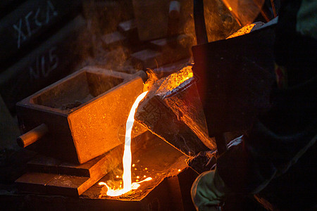 工业冷硬铸造的特写视图 用熔融金属填充模具的过程冶金工厂钢包生活店铺模具工作金属橙子液体图片