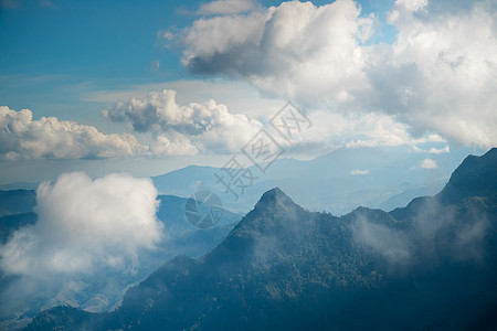 山区山峰旅行薄雾绿色森林天空爬坡道风景背景图片