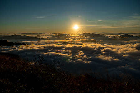 日出与雾海在普吉爱山上环境爬坡旅行阳光薄雾天空晴天图片