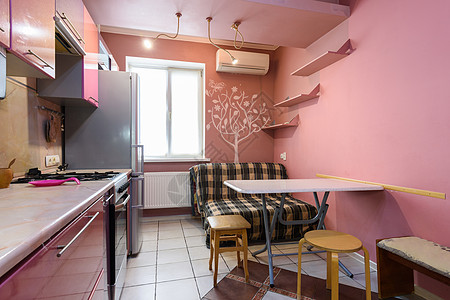 一个小公寓的现代宜居式厨房 小型小公寓窗户衣柜住宅房子客厅逆光用餐预算冰箱桌子图片