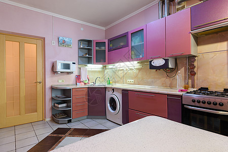 一个小公寓的现代宜居式厨房 小型小公寓台面衣柜桌子房地产餐具工作房子烤箱客厅配件图片