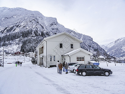 在挪威维斯特兰的Framfjorden村小木屋旅行村庄小屋木头旅游场景山脉峡湾风景图片