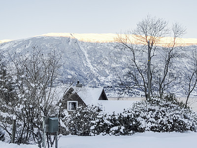 挪威Framfjorden的Fjord村到Fjord房屋旅行天气风景场景村庄小木屋小屋木头旅游图片