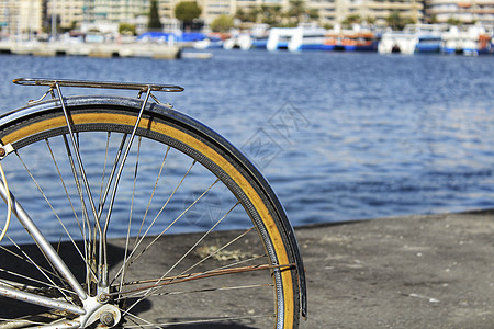 西班牙海上骑着旧式自行车图片