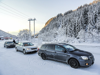 车停在雪地上 穿过挪威山高清图片