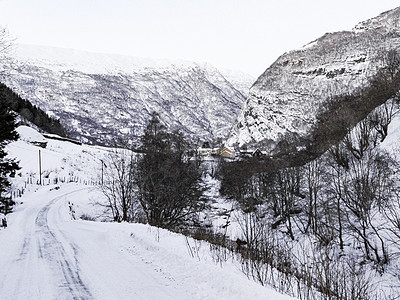 从挪威Framfjorden村通往村庄的路上看得很漂亮的田园风景旅游木头小路小屋房屋山脉房子建筑学游客旅行图片