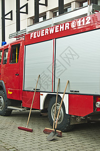 德国消防队车辆消防员红色扫把技术紧迫感消防情况帮助图片
