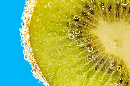 矿泉水中的kiwi蓝色补品健康水果口渴气泡饮料图片