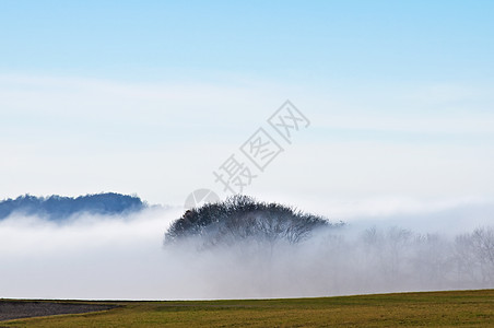 秋天降雾天空天气蓝色季节性高地薄雾草地阴霾湿度图片