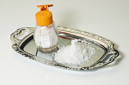 盐制颤器白色盘子粮食瓶子宏观味道餐厅厨房盐瓶桌子图片