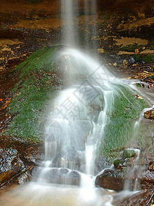 水瀑冥想风水白色力量洞穴背景图片