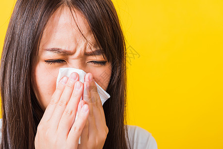 女人用毛巾擦鼻鼻鼻鼻鼻鼻涕 打鼻腔压力喷嚏发烧女孩疼痛感染女性疾病沮丧流感图片