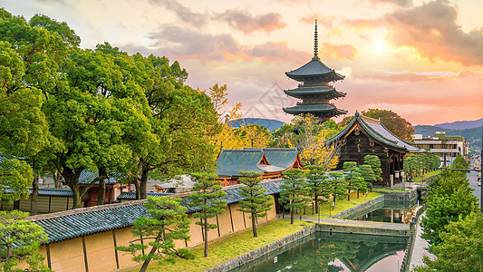 日本京都秋天的Toji寺庙和木塔图片