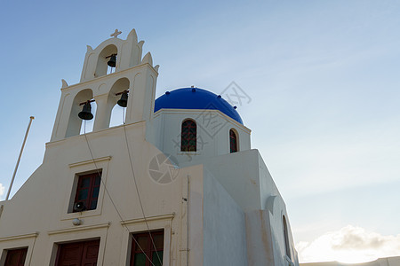 圣托里尼州奥亚的白教堂和蓝色圆顶图片