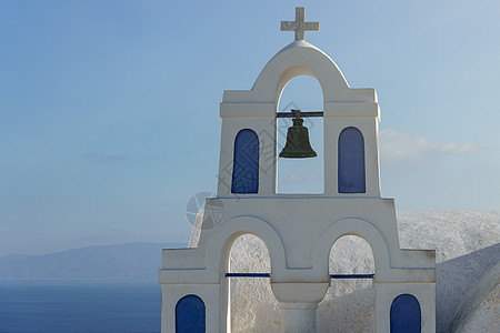 在奥亚 圣托里尼 格雷的奥亚有一座钟形 白色和蓝色教堂的拱门图片