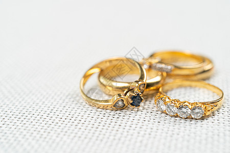 一组白麻布袋钻石环的背景宝石女士已婚奢华戒指庆典订婚夫妻婚礼金子图片