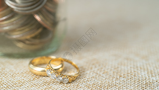 与库恩人结婚戒指在罐子里 为结婚节省了钱庆典投资新娘收益生长念日婚姻婚礼商业珠宝图片