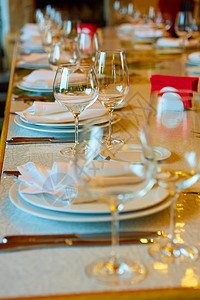 为婚礼或其他盛宴准备的餐桌 晚宴风格盘子刀具花束服务接待丝带紫色银器酒店图片