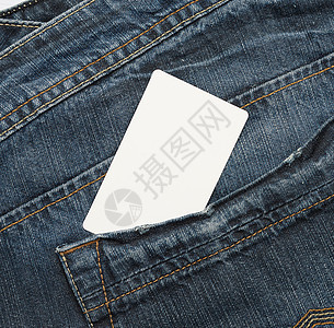 空白白纸卡在蓝色牛仔裤的后口袋里小样身份织物价格标签衣服卡片框架服装材料图片