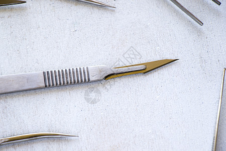 手术刀在不育桌上 手术刀外科蓝色工具工作室刀刃金属实验室操作卫生手术台图片