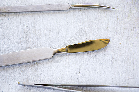 手术刀在不育桌上 手术刀治疗手术外科背景操作保健手术室器械生物学乐器图片