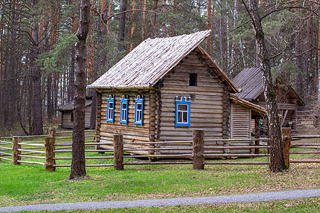 森林里有庄园房屋的木屋 房子画了窗户建筑国家木头蓝色农场谷仓灯笼童话小木屋农村图片