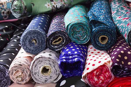 在商店架子上制造丝绸和布料 在市场上滚动丝绸 多色和许多图案纹理背景棉布缝纫衣服工艺织物卷轴团体纺织品蓝色材料图片